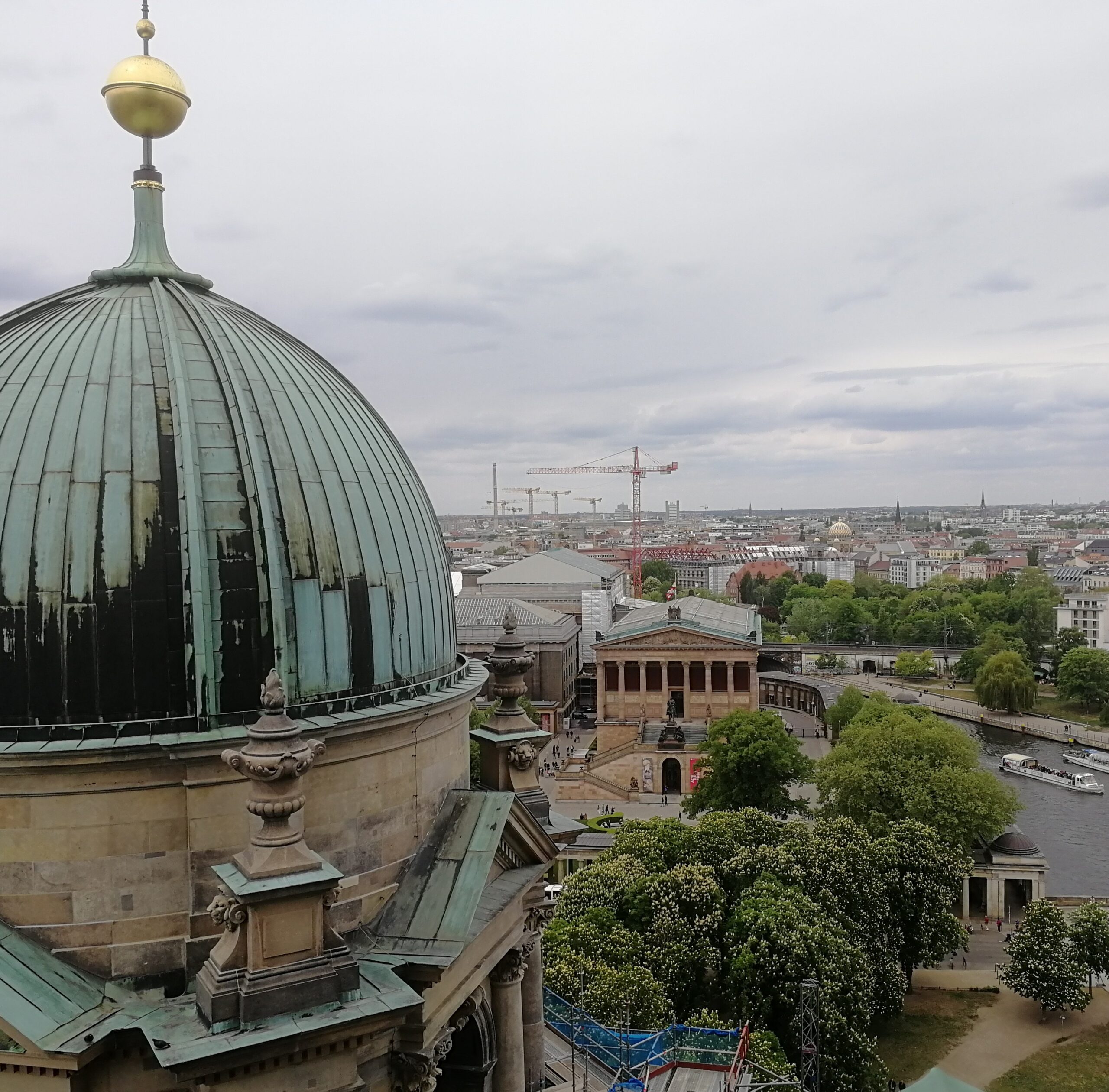 Berliinin Tuomiokirkko ja kurkistus Berliiniin yläilmoista tuomiokirkon kupolista